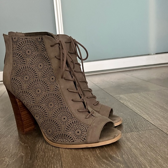 Open toe, ankle booties - Picture 2 of 4